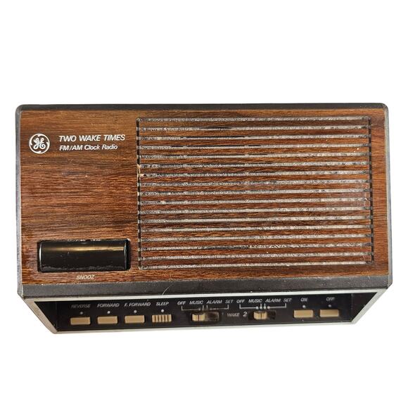 Vintage AM/FM Digital Alarm Clock Radio Woodgrain 1980s Works Tested GE 7-4616B - Picture 11 of 16